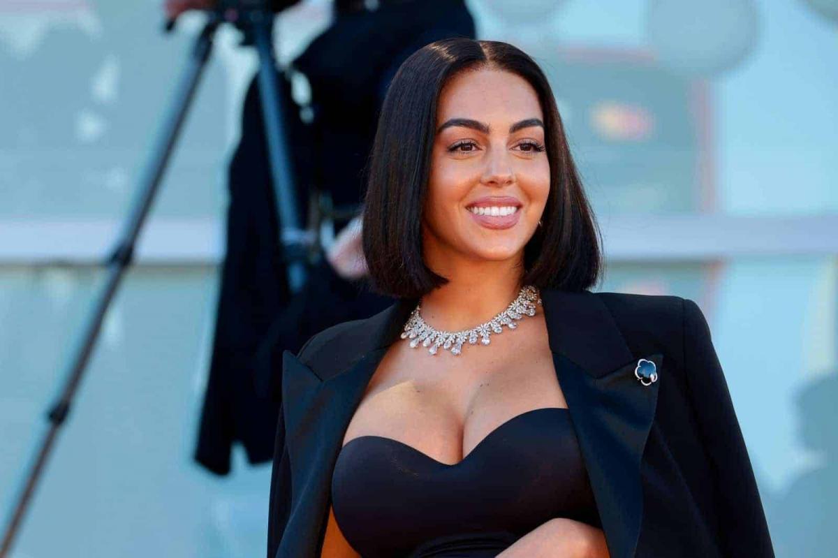 بعيدا عن كريستيانو رونالدو.. كيف جمعت جورجينا رودريغيز ثروتها الطائلة؟