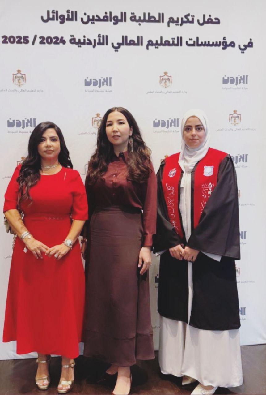 تكريم طالبتين وافدتين من عمان الأهلية في حفل الأوائل بوزارة التعليم العالي