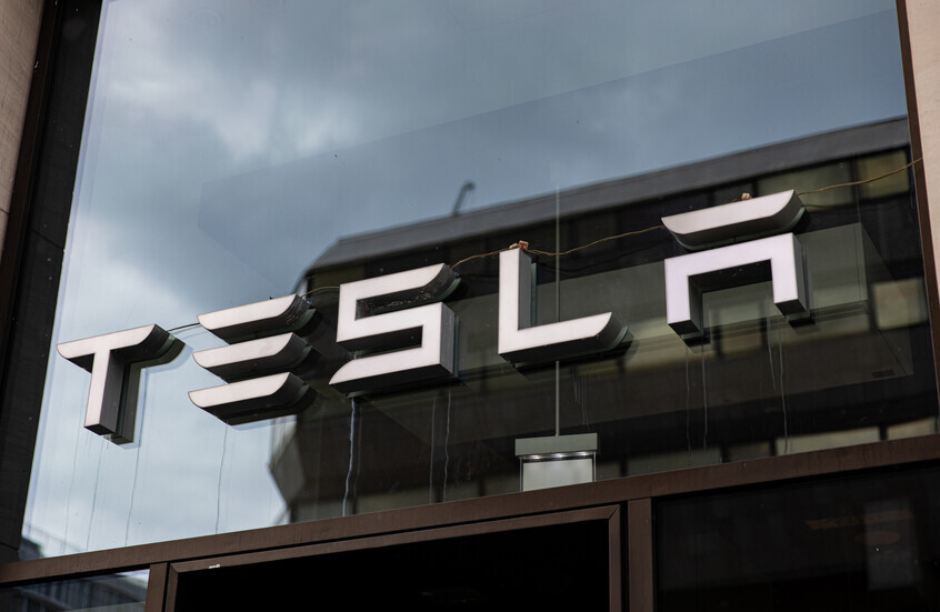 متظاهرون يقتحمون معرض تسلا في باريس (فيديو)