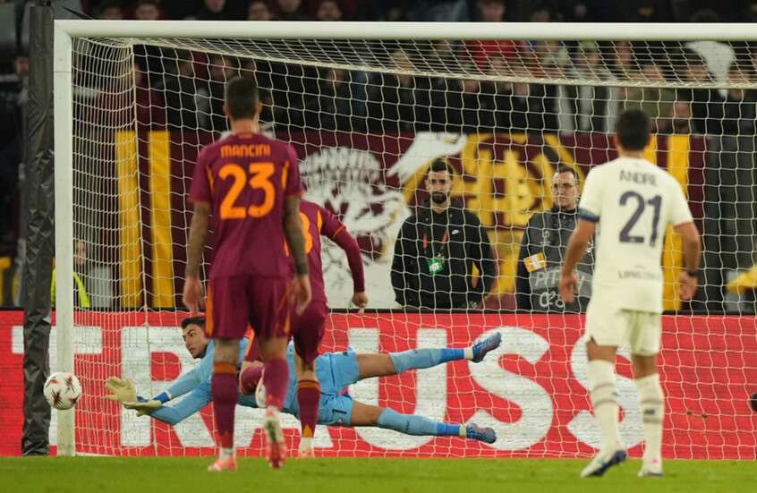 في مشهد نادر.. حارس تركي يتصدى لثلاث ركلات جزاء متتالية أمام روما بالدوري الأوروبي (فيديو)