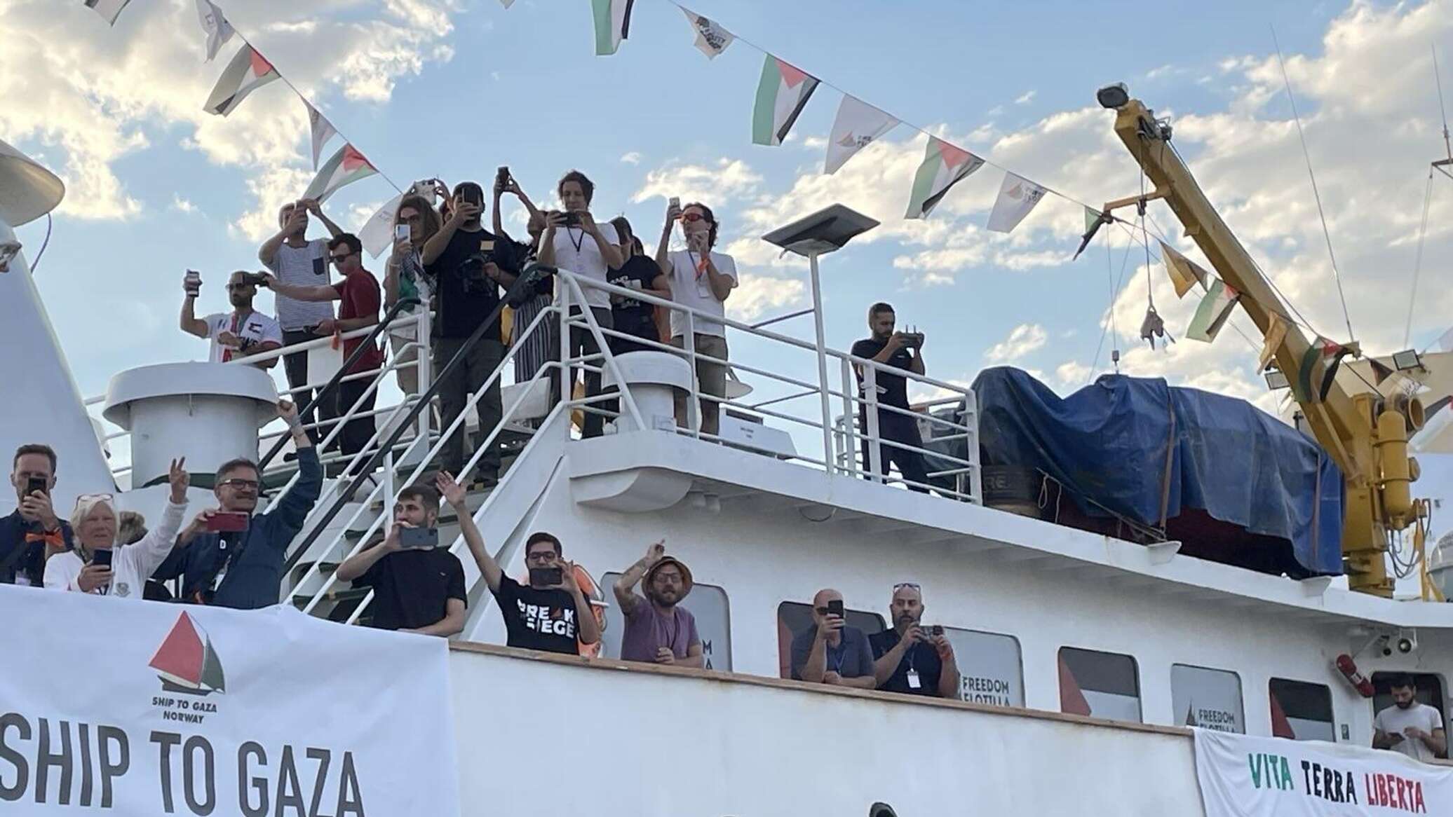 إسرائيل تنقل مئات الناشطين من ناشطي أسطول الصمود لأحد السجون تمهيدا لترحيلهم