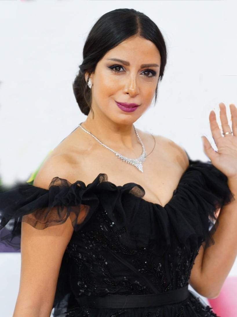 سائق يصدم سيارة الفنانة ياسمين رحمي ويهرب بعد ان طلبت مساندة