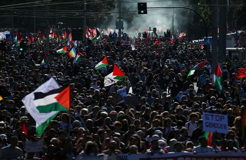 عشرات آلاف المتظاهرين في روما يهتفون: الحرية لفلسطين.. أوقفوا الإبادة الجماعية (فيديوهات)