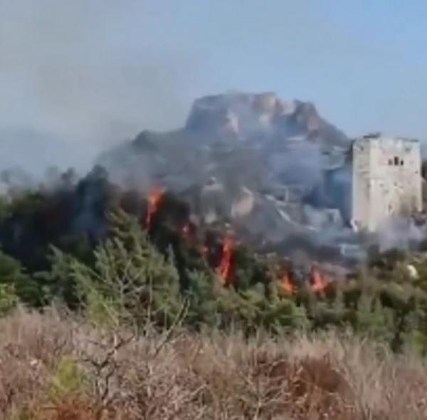 حريق في قلعة صلاح الدين الأثرية بريف اللاذقية