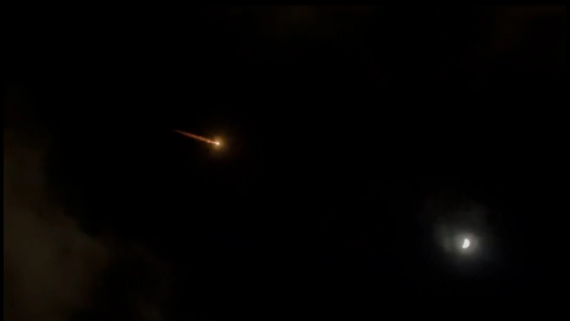 إسرائيل تعترض صاروخا يمنيا وتغلق أجواء مطار بن غوريون