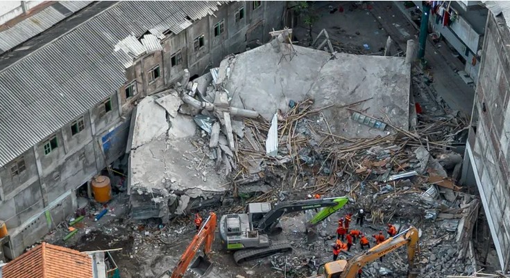 أرقام الضحايا تتصاعد في انهيار مدرسة في إندونيسيا