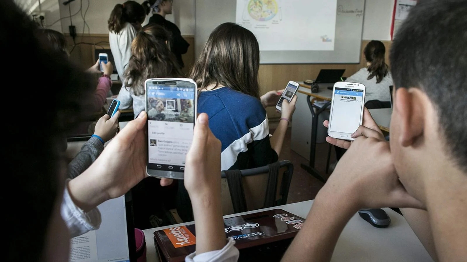 ألمانيا.. ميرتس يدعم حظر الهواتف المحمولة بالمدارس