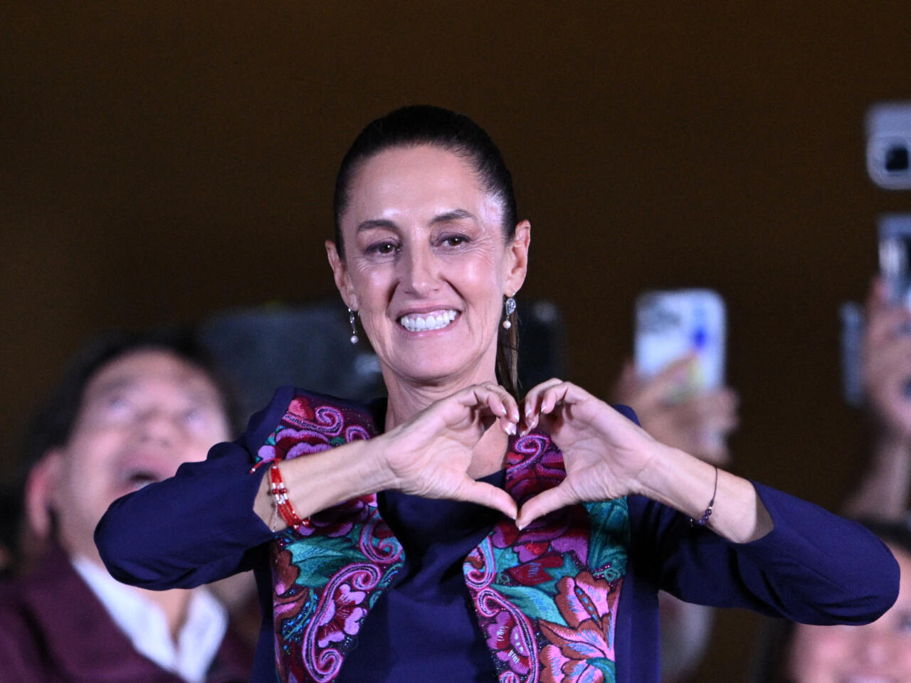 فازت بقلوب فقراء المكسيك وملياردير البيت الأبيض.. معادلة شينباوم