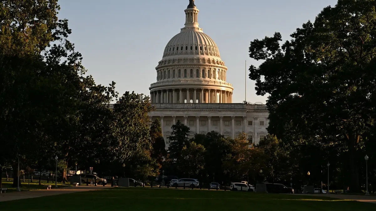 مضطرب نفسياً يقتحم الكابيتول ويضرم النار بقاعة الاستقبال