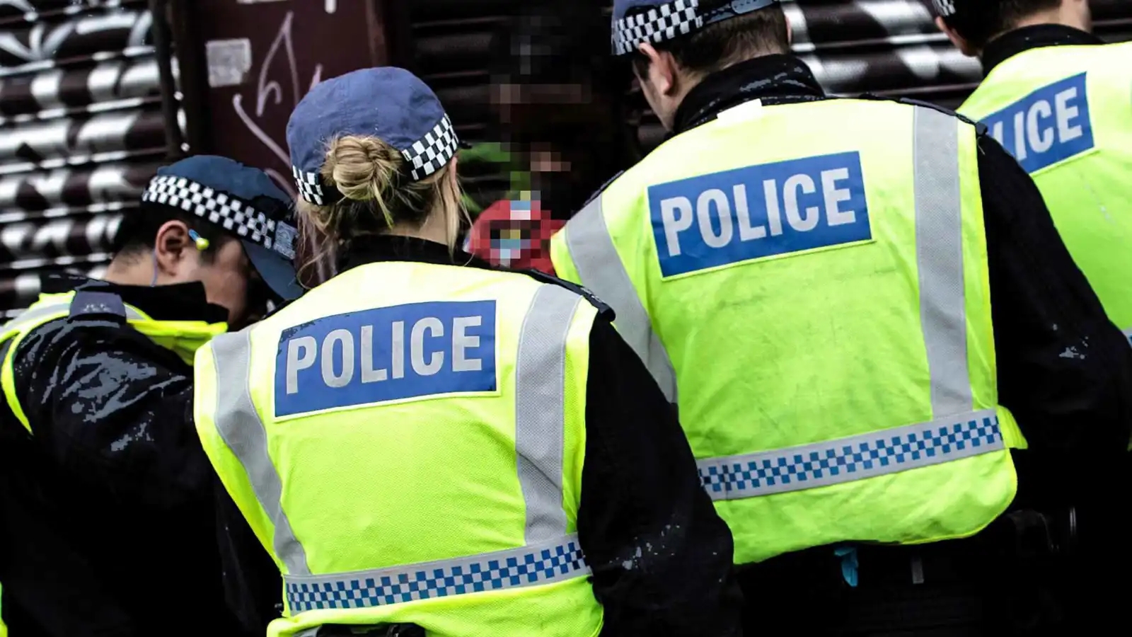 بريطانيا.. الصدفة تطيح بأضخم عصابة تصدر الهواتف المسروقة إلى الصين