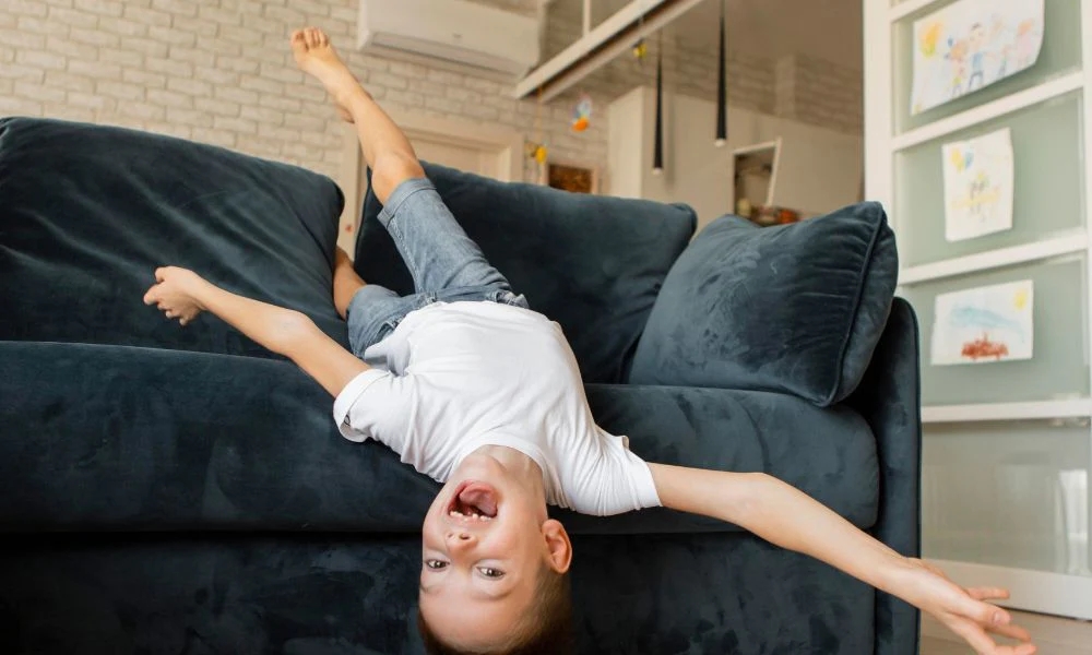 ليس عصياناً.. لماذا لا يستطيع الأطفال الجلوس بهدوء؟