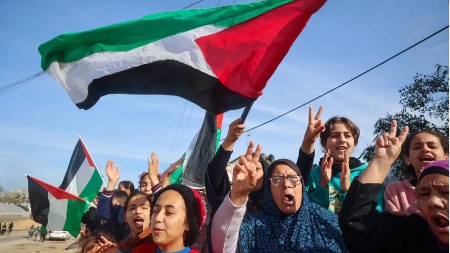 الزغاريد تعلو خيام النازحين ابتهاجا بوقف الإبادة