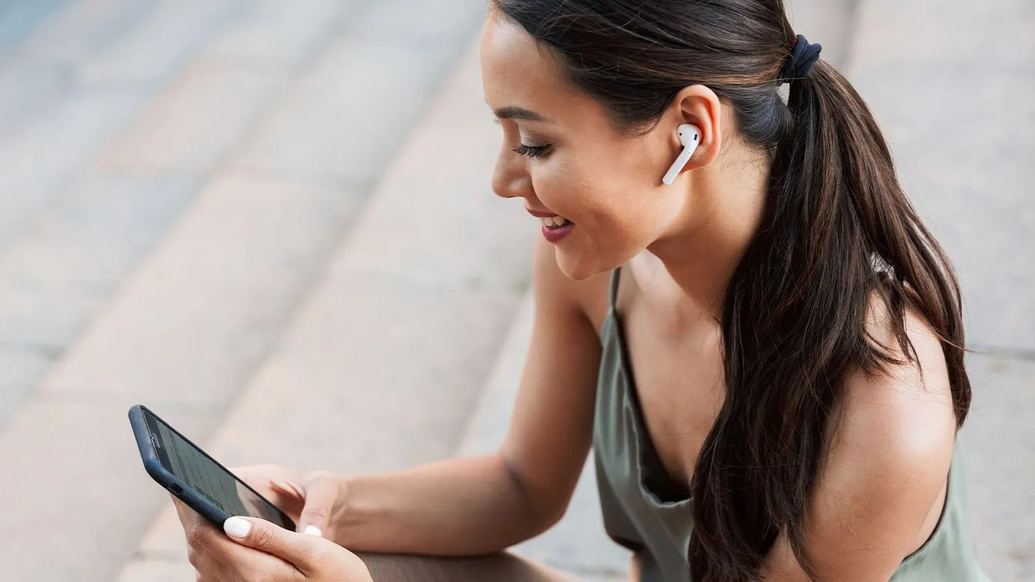 من الصوت إلى الجلد.. مخاطر خفية لسماعات الأذن