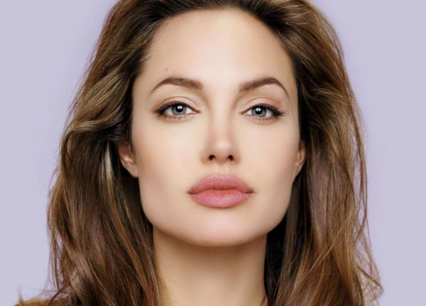 النجمة العالمية أنجلينا جولي تفتح جراح طلاقها من الفنان الشهير براد بيت.. ودعوى قضائية جديدة ضده