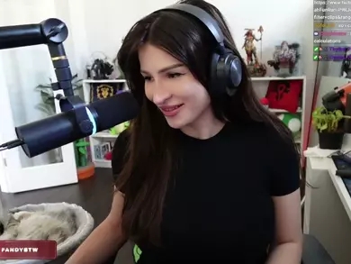 صانعة محتوى شهيرة تبث وقائع ولادة طفلتها مباشرة على الهواء وتصدم جمهورها! (فيديو)