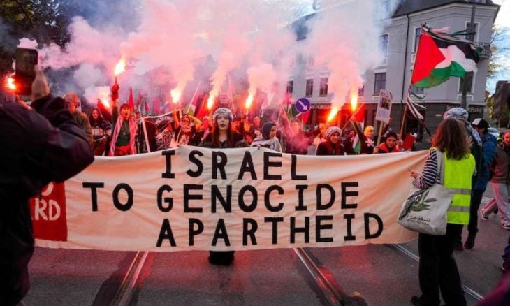 احتجاجات في أوسلو ضد إسرائيل قبل مواجهة النرويج بتصفيات كأس العالم (صور وفيديو)