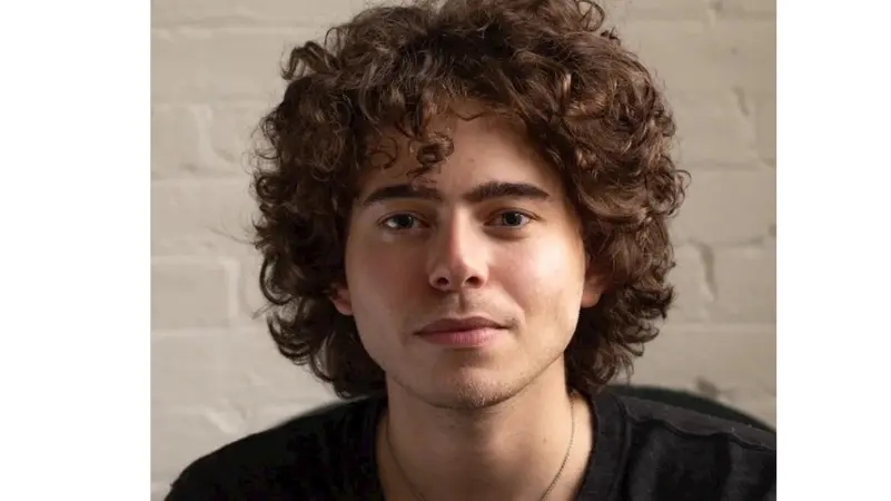 أصغر ملياردير عصامي في العالم.. الاحتيال ألهمه فكرة بـ 8 مليارات دولار!