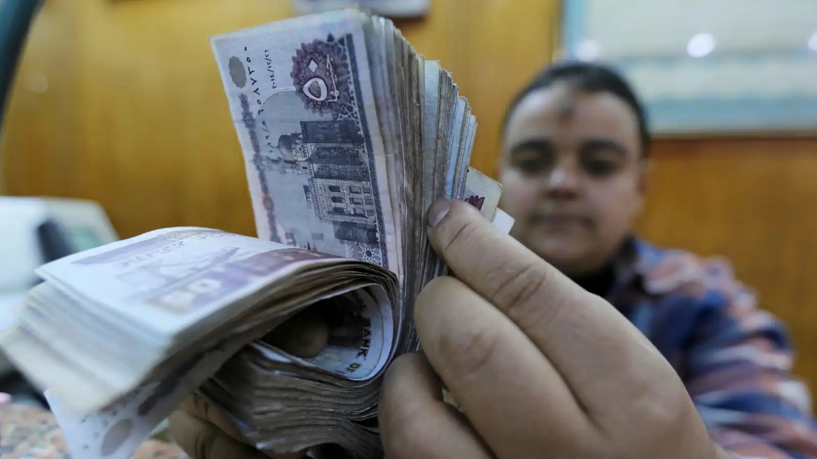 نداءات عبر المساجد.. قرية مصرية تبحث عن صاحب المليون جنيه