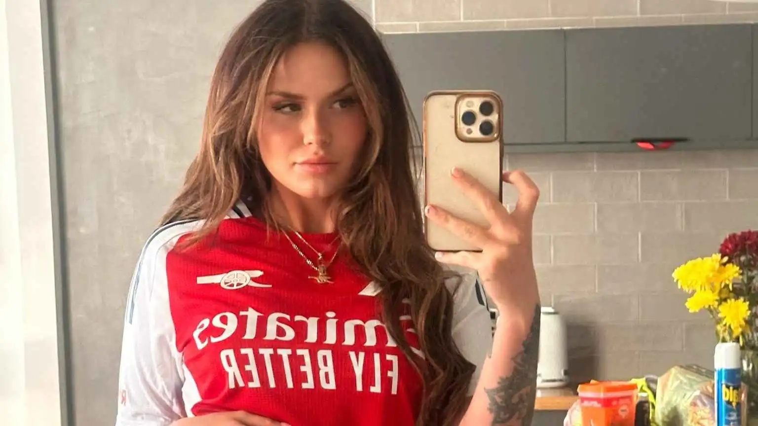 بسبب حيلة الطلاء.. طرد نجمة إباحية من نهائي بطولة رياضية (فيديو)