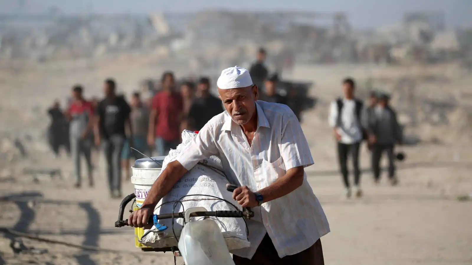 يوم تاريخي في غزة.. 400 ألف فلسطيني يقتفون آثار منازلهم المدمرة (فيديو وصور)