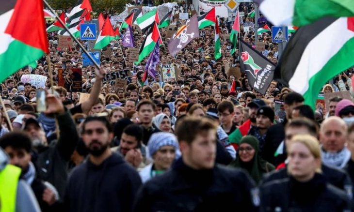 “معا من أجل غزة”.. آلاف الألمان يتضامنون مع فلسطين وسط برلين