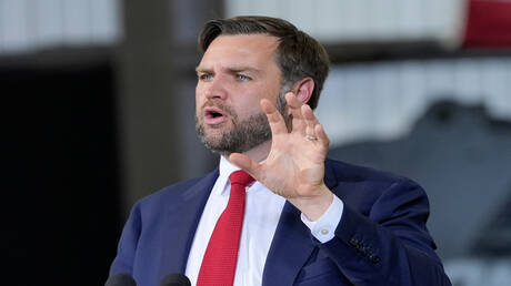 فانس لا يستبعد شطب ترامب للشركات الصينية من البورصات الأمريكية