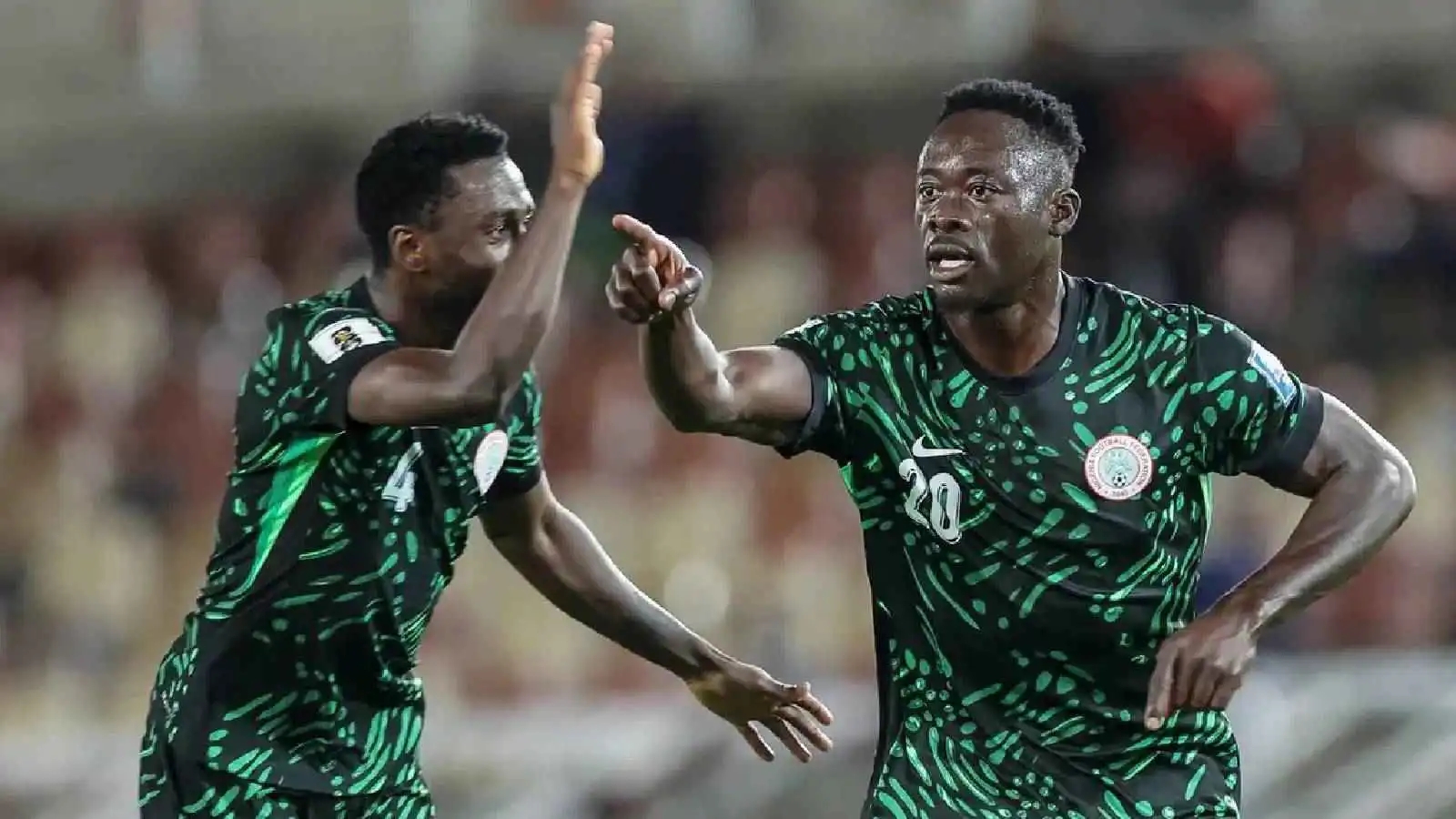 تشقق الزجاج الأمامي.. حادث مرعب لطائرة منتخب نيجيريا في الهواء (صور)