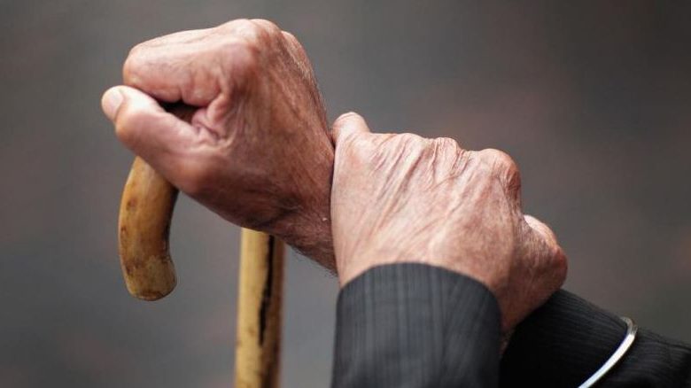 حرموه الحنان فحرمهم الميراث.. مسن ينفق ثروته في بناء مسجد