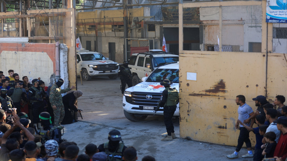 حماس تسلّم 20 محتجزا إسرائيليا إلى الصليب الأحمر