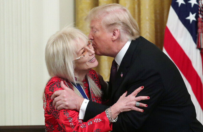 الدور الخفي لـ أغنى إمرأة في العالم في سياسات ترامب في الشرق الأوسط