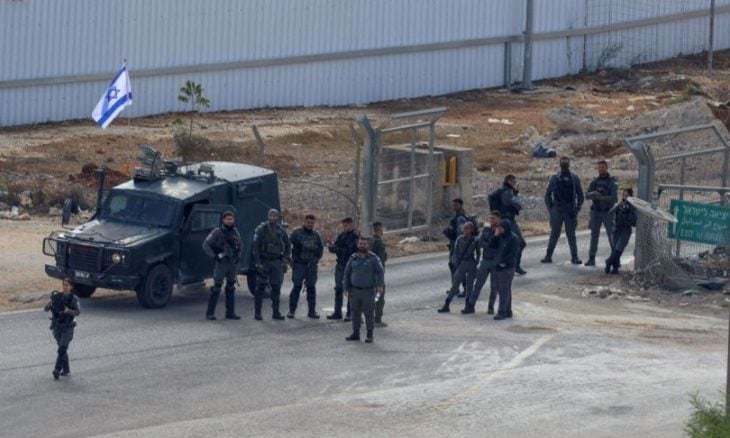 الاحتلال يفرج عن 83 أسيرا فلسطينيا من سجن “عوفر” صور وفيديوهات