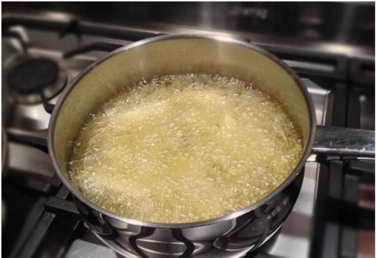 خلاف ينتهي بمأساة.. امرأة تحرق زوجها بزيت مغلي أثناء نومه