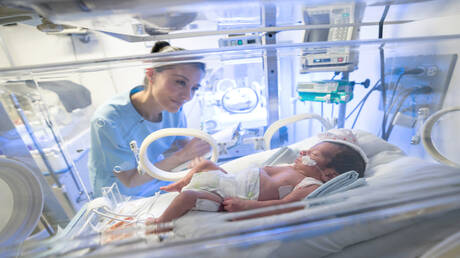 معجزة صوت الأم! دراسة تثبت تأثيره المباشر على تطور المسارات اللغوية لأدمغة الخدج