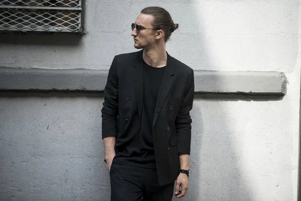 ماذا يعني عندما يرتدي شخص الأسود كل يوم وفقًا لعلم النفس؟