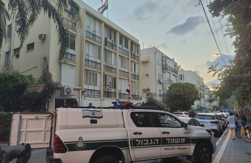 الشرطة الإسرائيلية تطلق النار على سيارة مشبوهة قرب السفارة المصرية في تل أبيب