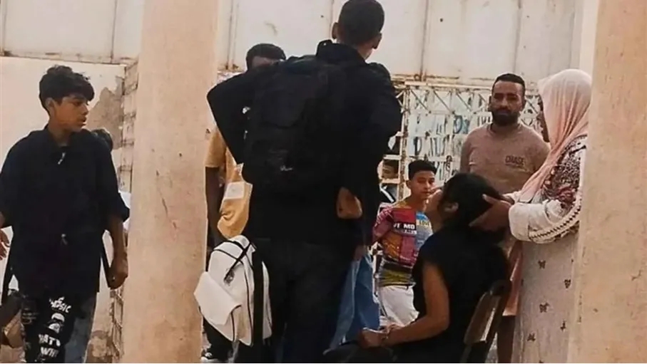 اختناق جماعي للطلاب بعد تسرب غازات سامة يثير الذعر (فيديو)