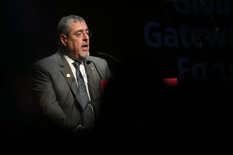 رئيس غواتيمالا يقيل وزير الداخلية بعد فرار أفراد عصابة من سجن