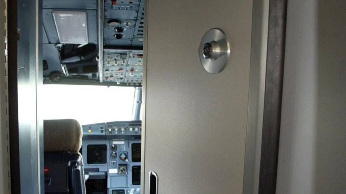 لماذا يترك الطيارون أبواب قمرة القيادة مفتوحة قبل الإقلاع؟