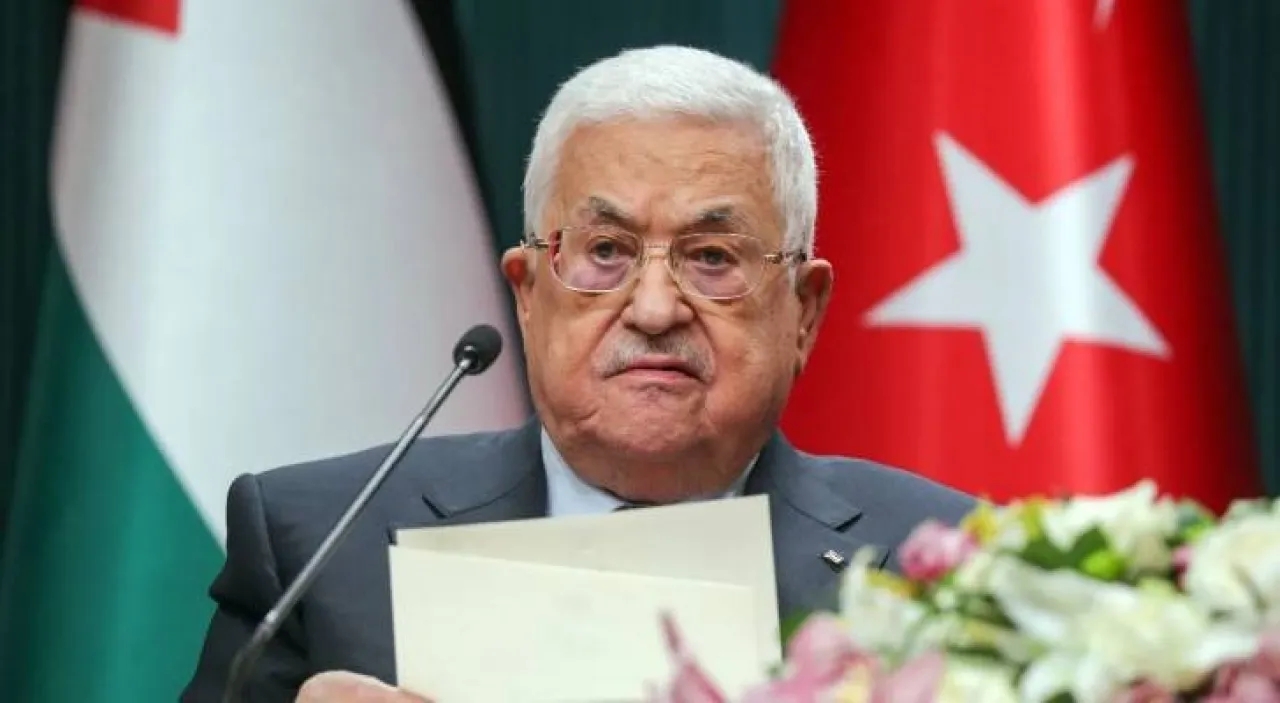 عباس يتسلّم وسام اتحاد الكتّاب الأفارقة تقديرًا لمساهماته الإبداعية والبحثية