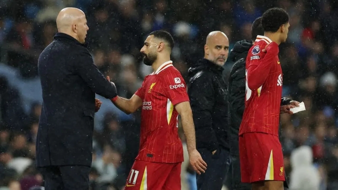 مدرب ليفربول يدافع عن صلاح