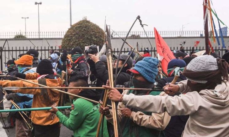 إصابة عناصر شرطة أمام السفارة الأمريكية في بوغوتا بسهام خلال احتجاجات مناهضة لترامب (صور وفيديو)