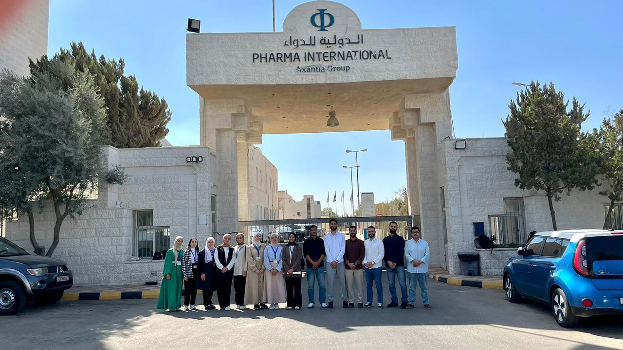.طلبة كلية الصيدلة في جامعة الزيتونة الأردنية ينهون برنامجًا تدريبيًا مكثفًا في مصنع الدولية للدواء