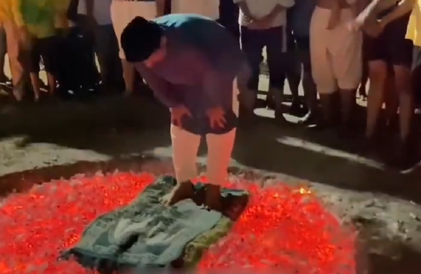 رجال في إندونيسيا يفرشون سجادة على الجمر ويصلون عليها