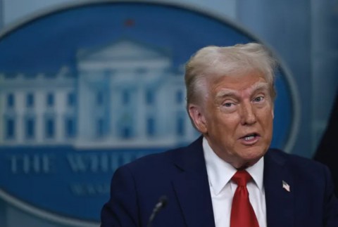 لماذا نصّب ترامب نفسه ملكًا يرمي القاذورات من طائرته وكيف سيقضي على فرحة 36 دولة بـ كأس العالم