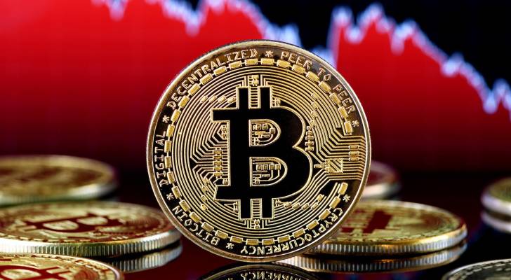 أسعار البيتكوين فوق 100 ألف دولار: تراجع طفيف يخفي مكاسب سنوية هائلة