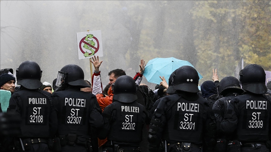 السلطات الألمانية تداهم منزل كاتب ألماني بارز بسبب انتقاده لنتنياهو