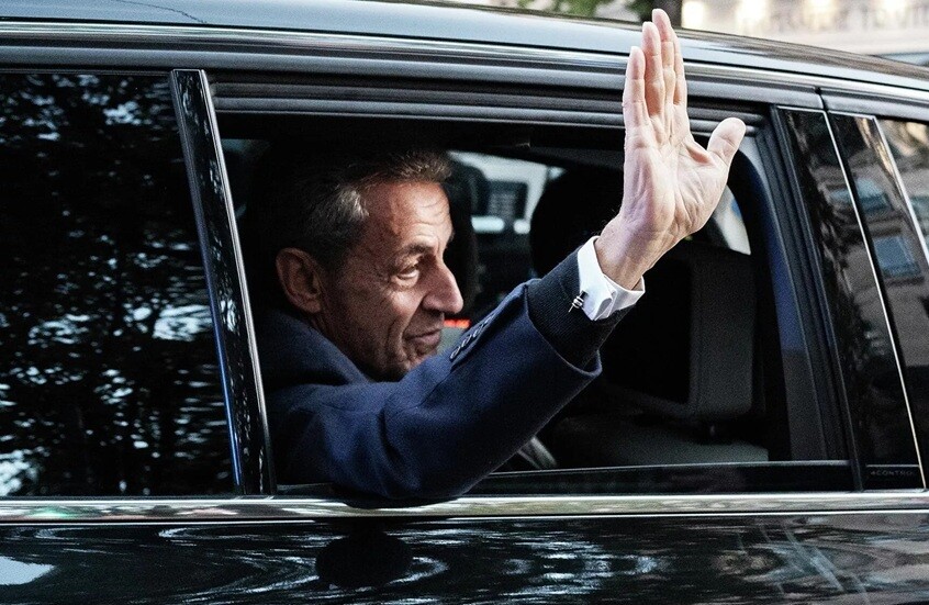 نزلاء سجن سانتيه يستقبلون الرئيس الفرنسي السابق بالإهانات ويدعونه لإرجاع مليارات القذافي (فيديو)