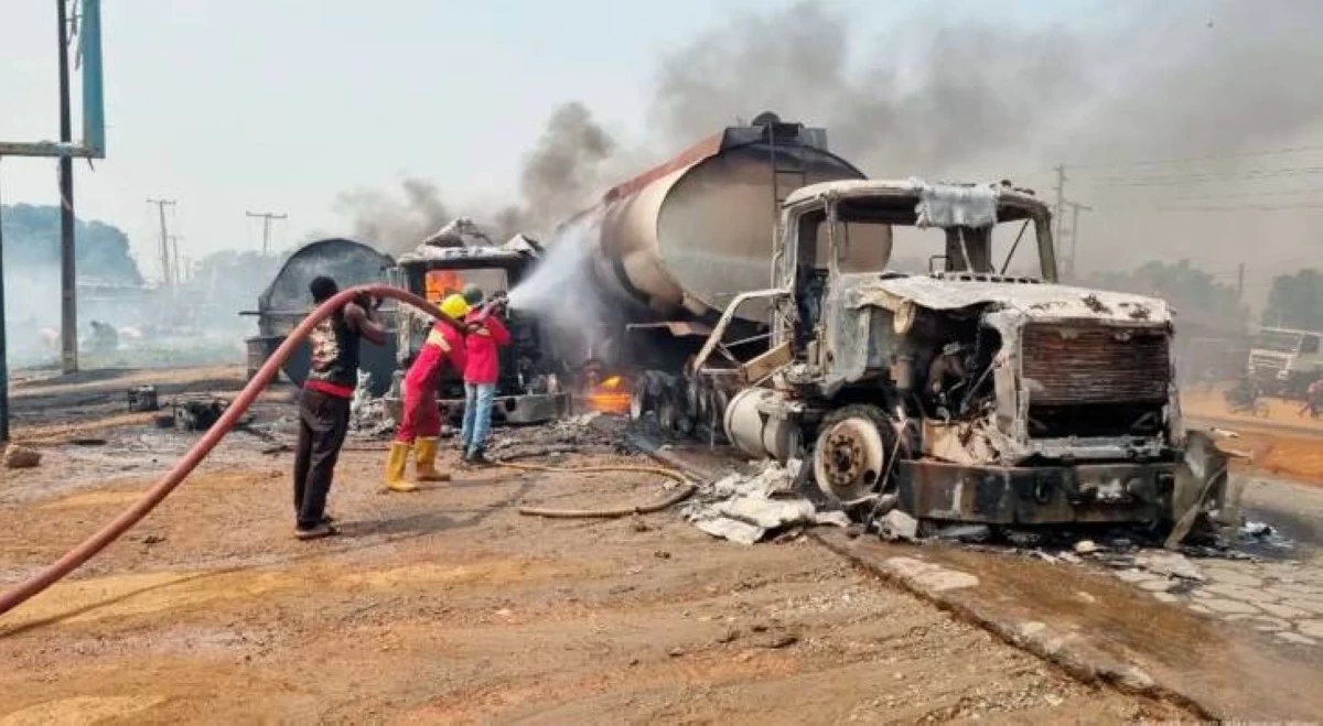 مصرع 29 شخصا بانفجار صهريج وقود.. تفاصيل