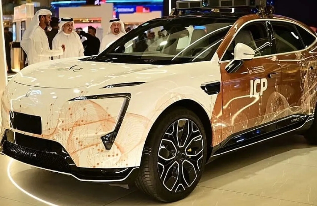 الإمارات تعرض سيارة ذكية للكشف الفوري عن مخالفي الإقامة في معرضجيتكس