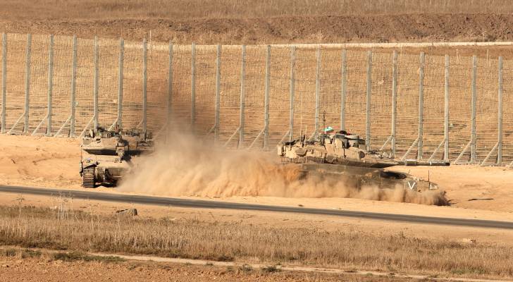 جيش الاحتلال: إصابة 12 جنديا في حادث انقلاب مركبتين على حدود غزة